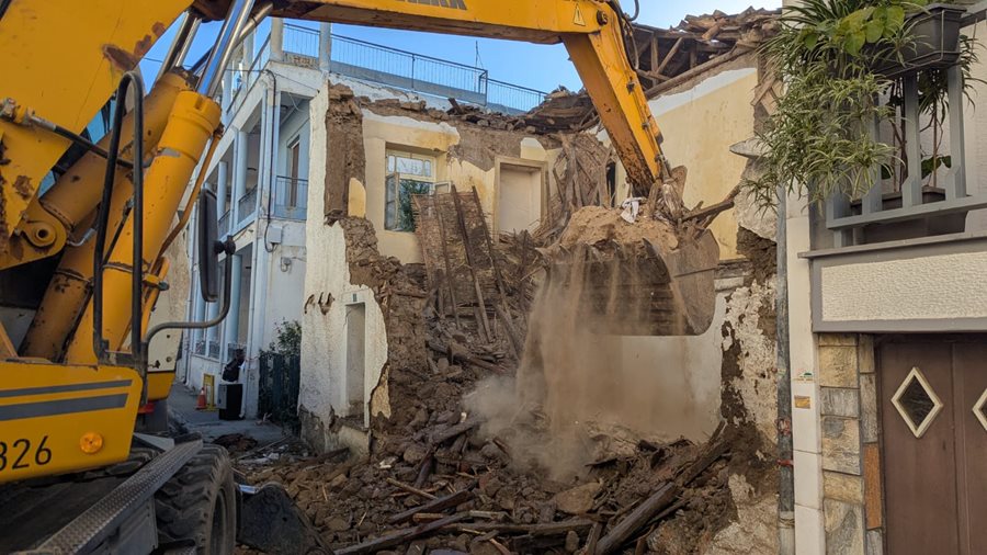 Στιγμιότυπο από τις εργασίες κατεδάφισης ετοιμόρροπου κτιρίου στον Άγιο Χαράλαμπο