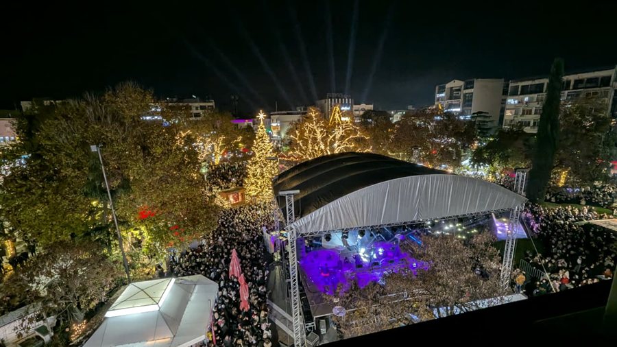 Φωτογραφίες από το άναμμα του χριστουγεννιάτικου δέντρου και τη συναυλία της Πέγκυ Ζήνα