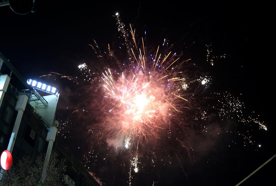 Φωτογραφίες από το άναμμα του χριστουγεννιάτικου δέντρου και τη συναυλία της Πέγκυ Ζήνα