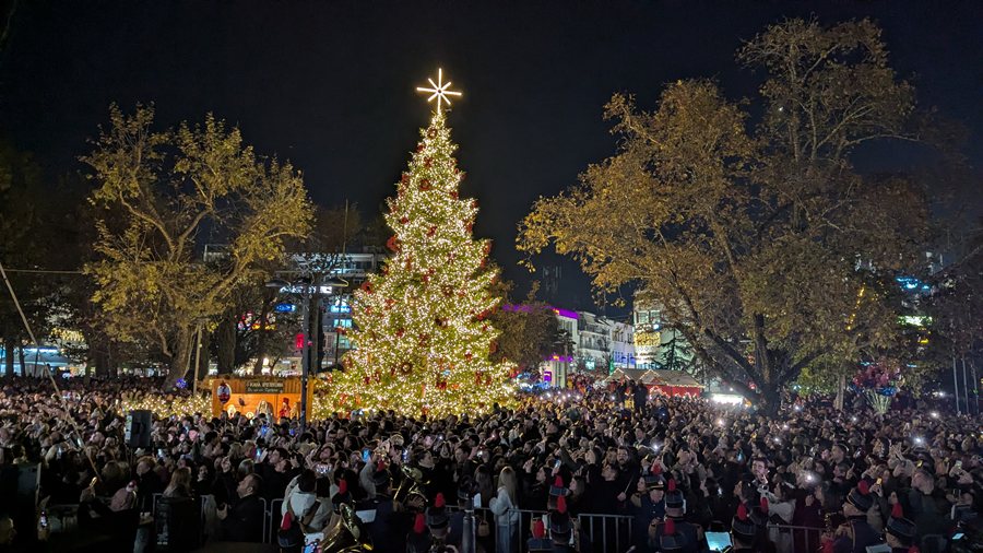 Φωτογραφίες από το άναμμα του χριστουγεννιάτικου δέντρου και τη συναυλία της Πέγκυ Ζήνα