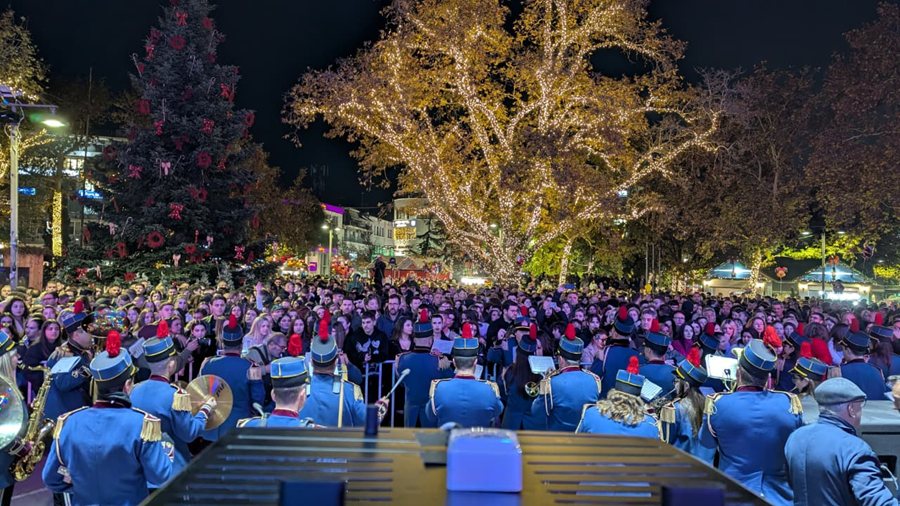 Φωτογραφίες από το άναμμα του χριστουγεννιάτικου δέντρου και τη συναυλία της Πέγκυ Ζήνα