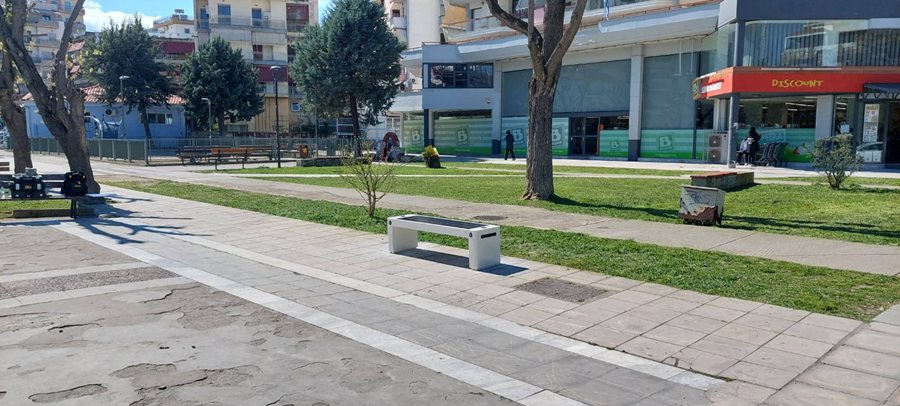 Έξυπνο παγκάκι στο πάρκο Μπουκουβάλα