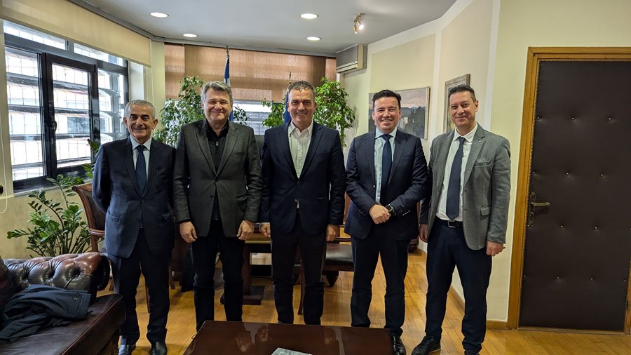 Φωτογραφία του Δημάρχου Λαρισαίων με μέλη του Διοικητικού Συμβουλίου της Συνεταιριστικής Τράπεζας Καρδίτσας