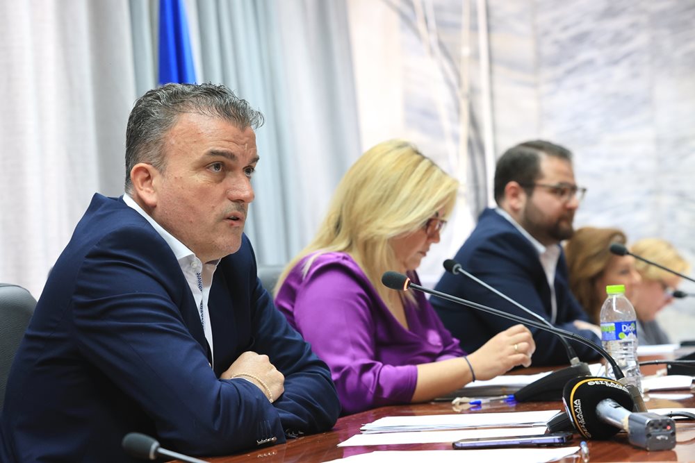 Φωτογραφία του Δημάρχου στο Δημοτικό Συμβούλιο