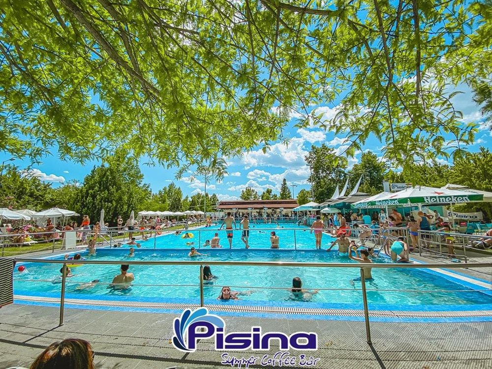 Στιγμιότυπο από την δημοτική πισίνα στη Νεάπολη Λάρισας