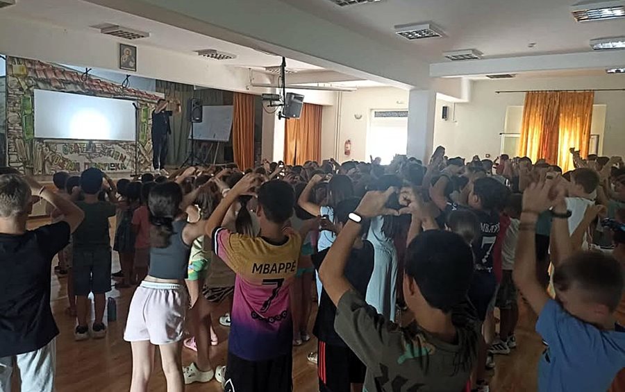 Στιγμιότυπο από την παράσταση του Θεάτρου Σκιών για το πρόγραμμα «Κατασκήνωση στην πόλη»