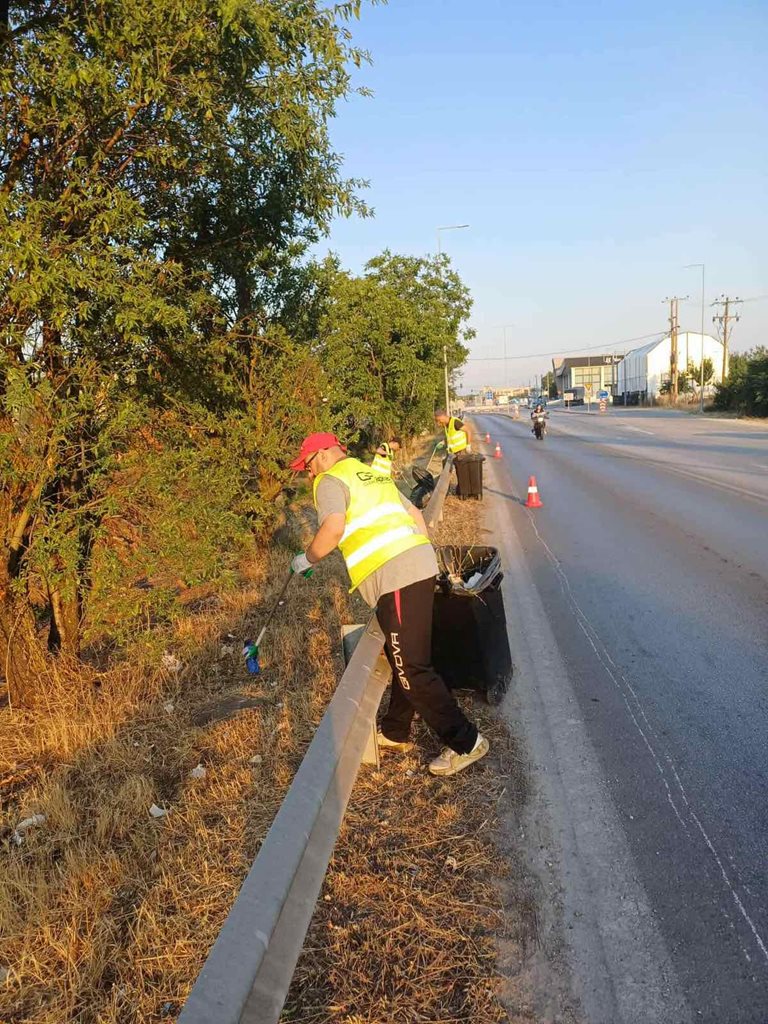 Στιγμιότυπο από τις εργασίες καθαρισμού του εθνικού και επαρχιακού οδικού δικτύου