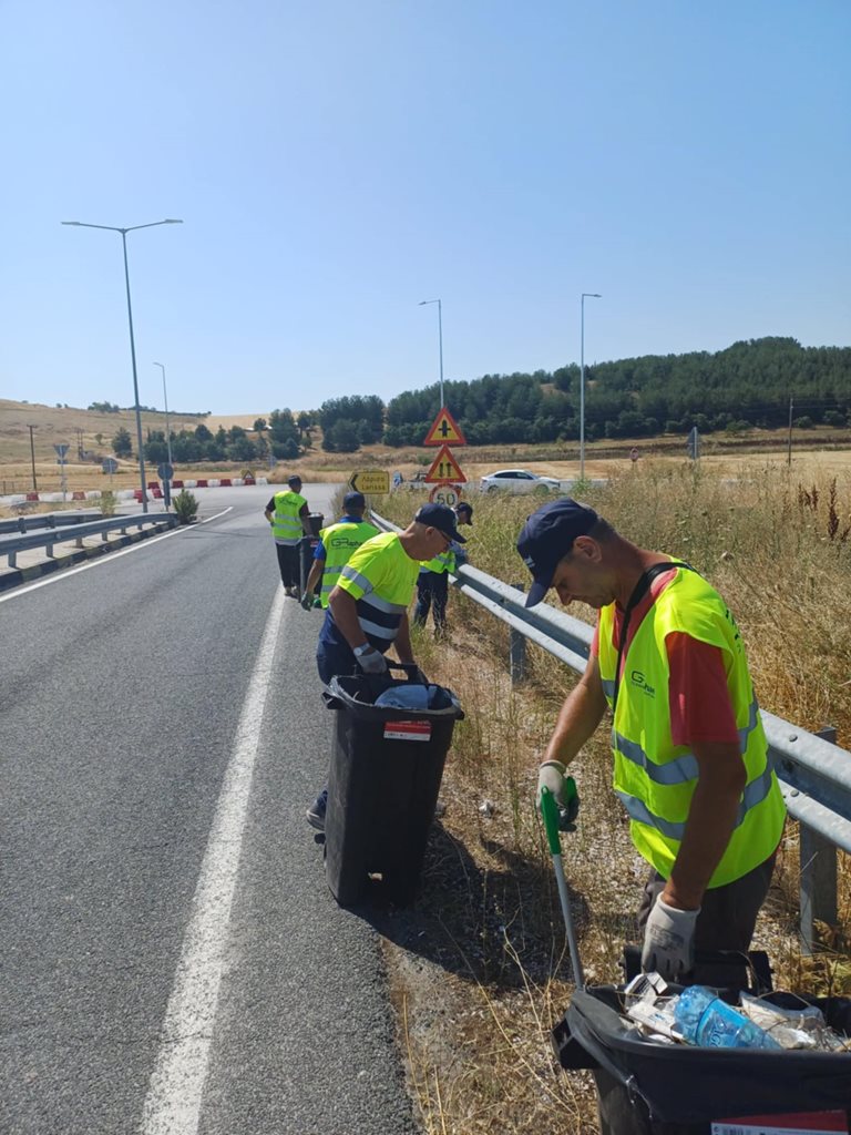 Στιγμιότυπο από τις εργασίες καθαρισμού του εθνικού και επαρχιακού οδικού δικτύου