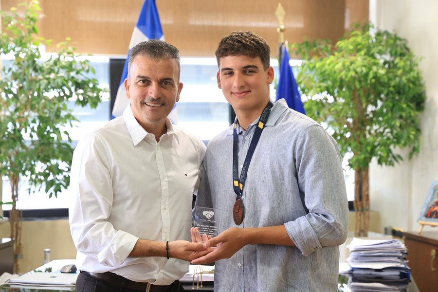 Ο Δήμαρχος Λαρισαίων Θ. Μαμάκος απονέμει τιμητική πλακέτα στον πρωταθλητή Υδατοσφαίρισης Θεοδόση Μότσια