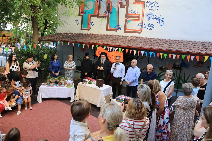 Στιγμιότυπο από την τέλεση του αγιασμού για την έναρξη της νέας χρονιάς στους Παιδικούς Σταθμούς.