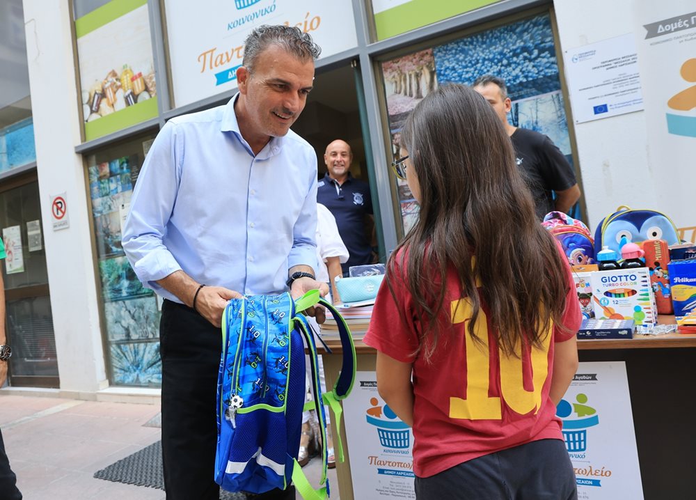 Σχολικά είδη για διανομή από το Κοινωνικό Παντοπωλείο