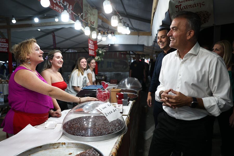Στιγμιότυπο από την πρώτη ημέρα έναρξης για το Παζάρι Λάρισας 2025