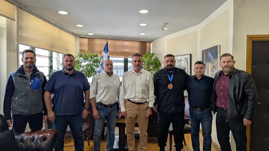 Ο Δήμαρχος Λαρισαίων κ. Θανάσης Μαμάκος με τον παγκόσμιο πρωταθλητή βετεράνων Πάλης της ΕΑΛ «Πήγασος», κ. Απόστολο Στάμο.