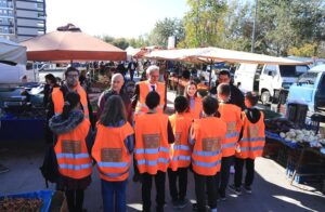 Στιγμιότυπο από την δράση «Ταξίδι της Τροφής» στην λαική αγορά της Τετάρτης