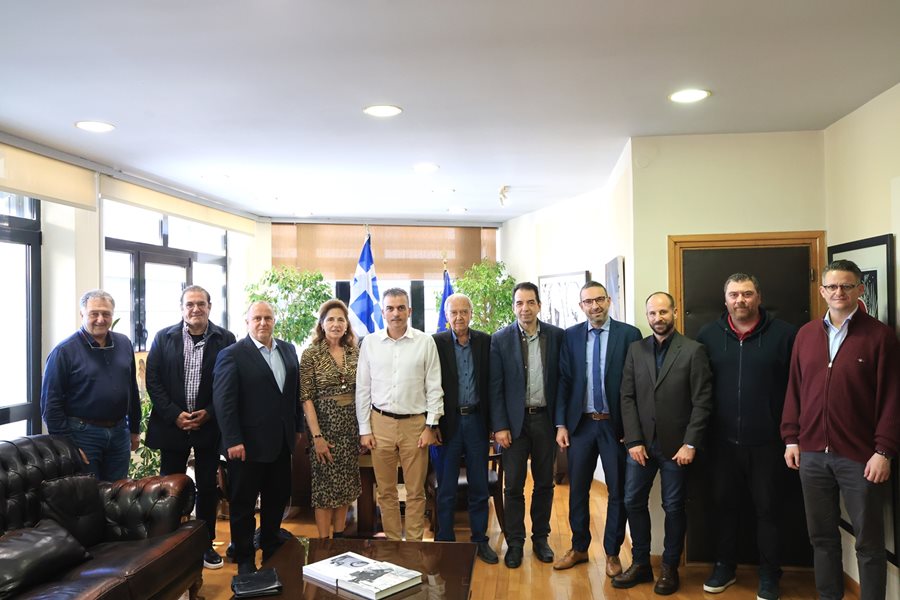 Στιγμιότυπο από την συνάντηση του Δημάρχου Λαρισαίων, κ.Θανάση Μαμάκου με τη διοίκηση της Ένωσης Ξενοδόχων Ν.Λάρισας