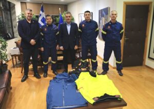 Η παράδοση-παραλαβή του εξοπλισμού στη συνάντηση στο γραφείο του Δημάρχου