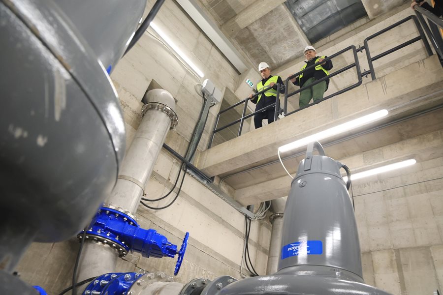 Στιγμιότυπο από την επίσκεψη στο Κεντρικό Αντλιοστάσιο λυμάτων 