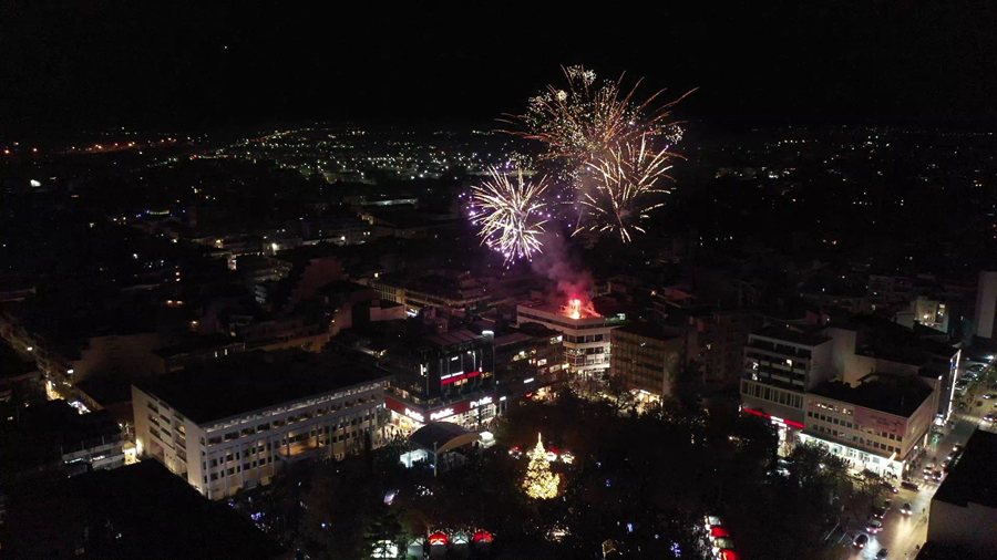 Φωτογραφίες από το άναμμα του χριστουγεννιάτικου δέντρου και τη συναυλία της Πέγκυ Ζήνα