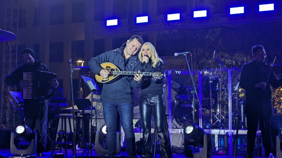 Φωτογραφίες από το άναμμα του χριστουγεννιάτικου δέντρου και τη συναυλία της Πέγκυ Ζήνα