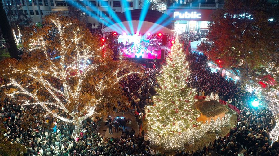Φωτογραφίες από το άναμμα του χριστουγεννιάτικου δέντρου και τη συναυλία της Πέγκυ Ζήνα