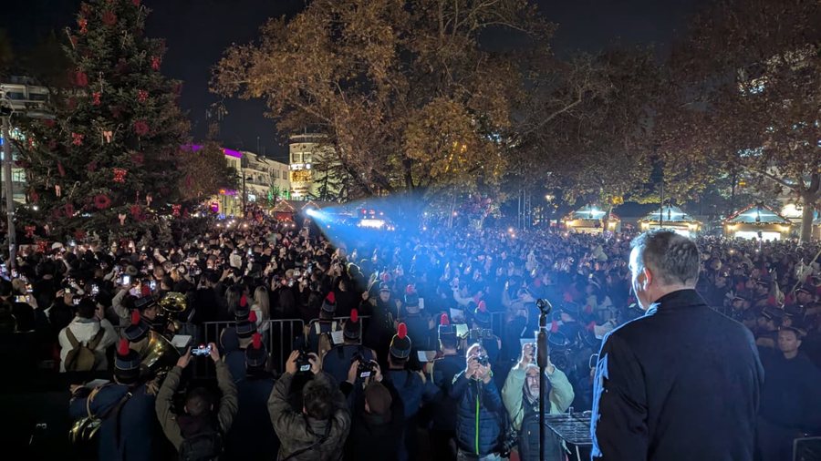 Φωτογραφίες από το άναμμα του χριστουγεννιάτικου δέντρου και τη συναυλία της Πέγκυ Ζήνα