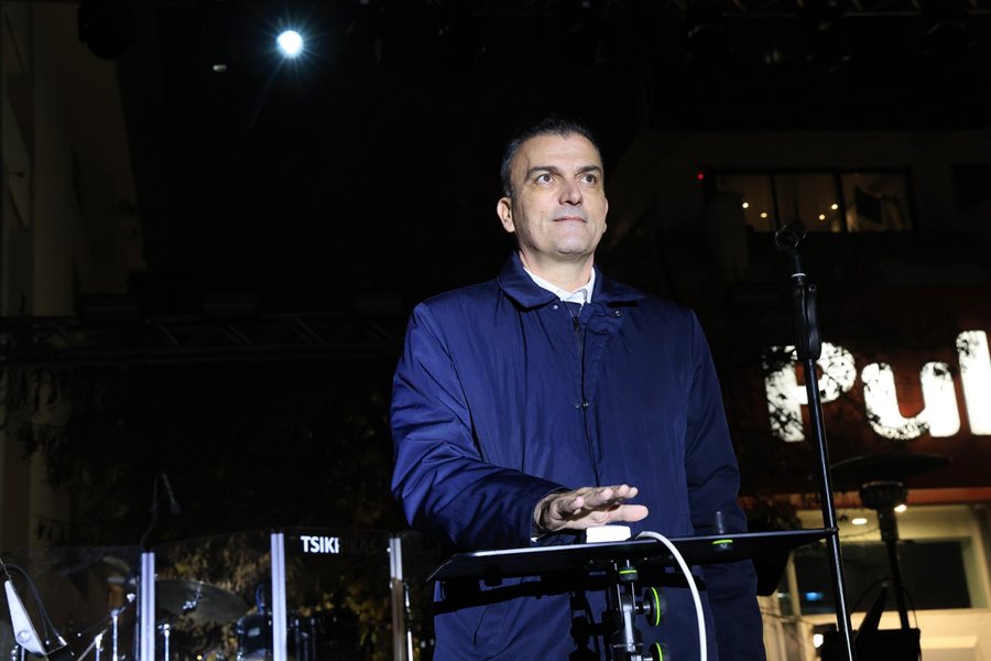 Φωτογραφίες από το άναμμα του χριστουγεννιάτικου δέντρου και τη συναυλία της Πέγκυ Ζήνα