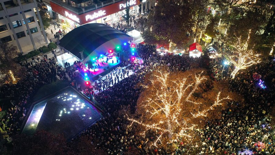 Φωτογραφίες από το άναμμα του χριστουγεννιάτικου δέντρου και τη συναυλία της Πέγκυ Ζήνα