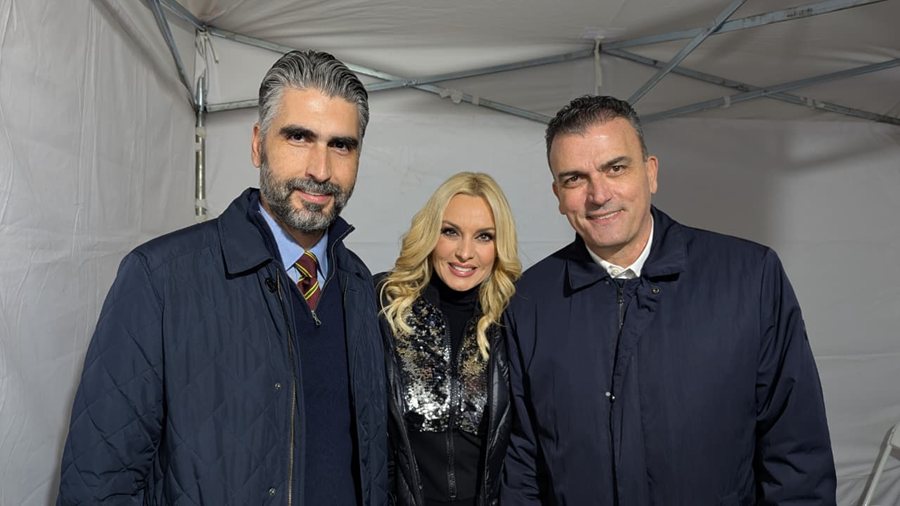 Φωτογραφίες από το άναμμα του χριστουγεννιάτικου δέντρου και τη συναυλία της Πέγκυ Ζήνα