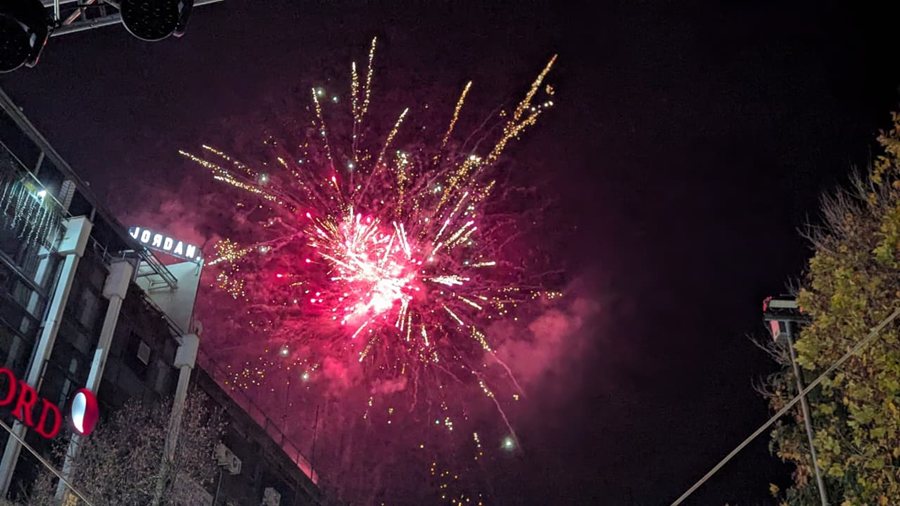 Φωτογραφίες από το άναμμα του χριστουγεννιάτικου δέντρου και τη συναυλία της Πέγκυ Ζήνα