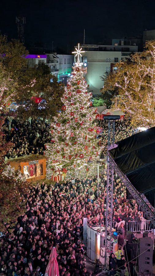 Φωτογραφίες από το άναμμα του χριστουγεννιάτικου δέντρου και τη συναυλία της Πέγκυ Ζήνα