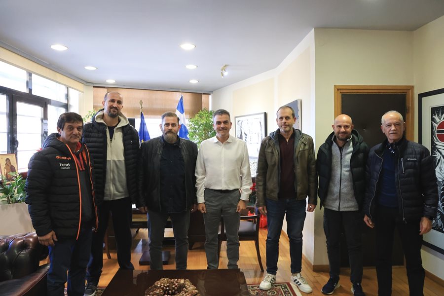 Στιγμιότυπο από τη συνάντηση του Δημάρχου με εκπροσώπους αθλητικών συλλόγων