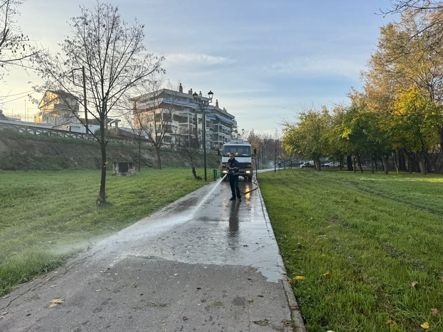 Στιγμιότυπο από την επιχείρηση καθαρισμού των διαδρομών στην εσωτερική κοίτη