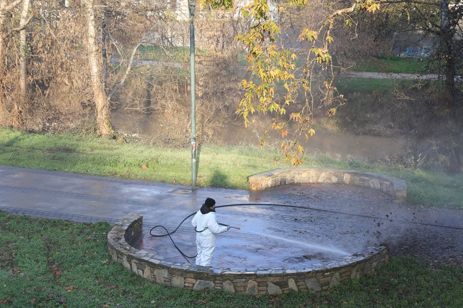 Στιγμιότυπο από την επιχείρηση καθαρισμού των διαδρομών στην εσωτερική κοίτη