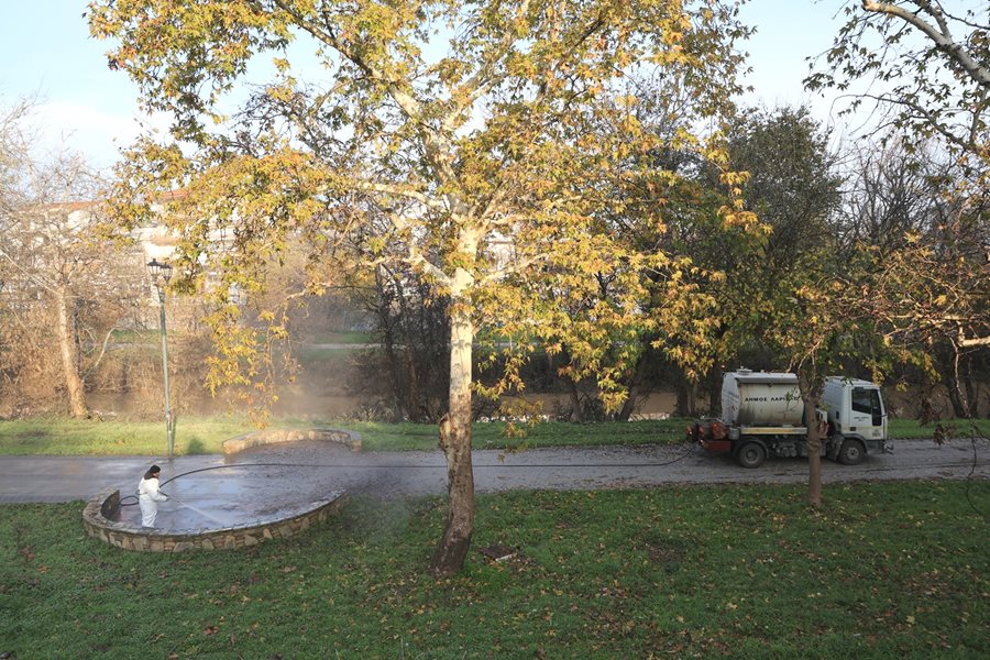 Στιγμιότυπο από την επιχείρηση καθαρισμού των διαδρομών στην εσωτερική κοίτη