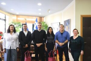 Στιγμιότυπο από την συνάντηση εκπροσώπων του Δήμου Σμύρνης με τον Δήμαρχο Λαρισαίων