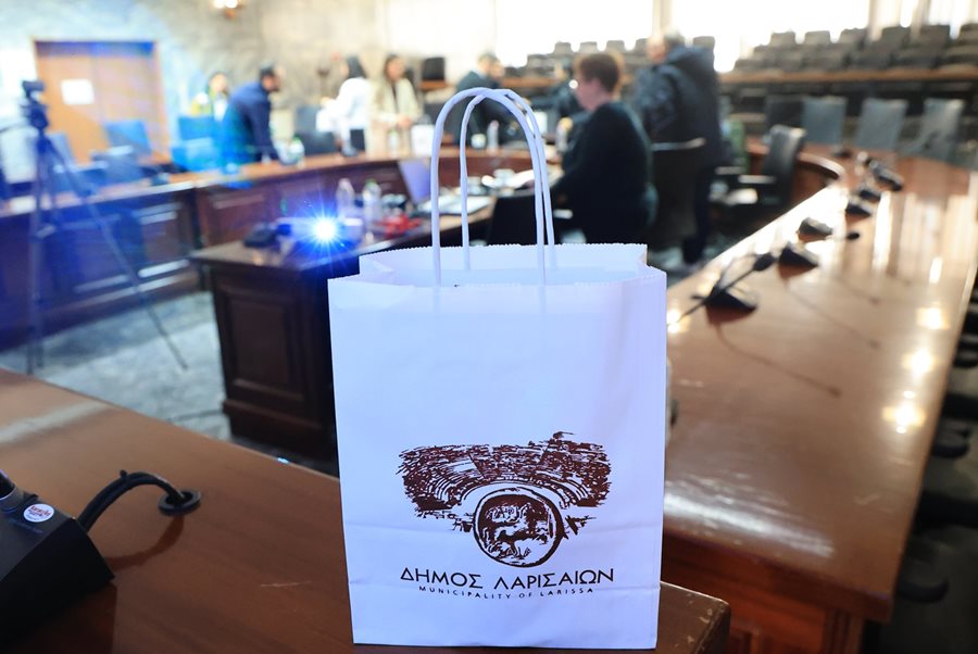 Στιγμιότυπο από την συνάντηση εκπροσώπων του Δήμου Σμύρνης με τον Δήμαρχο Λαρισαίων