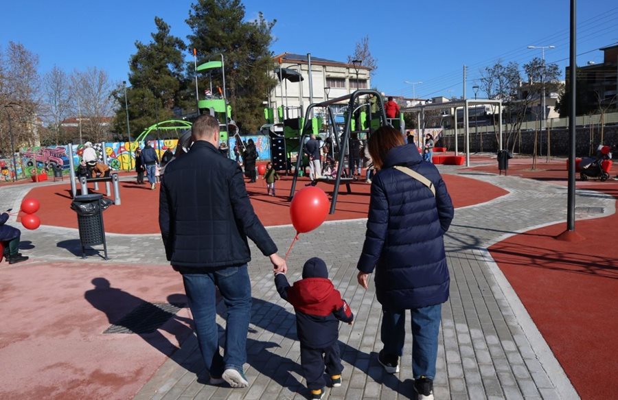 Η ανακαινισμένη παιδική χαρά στην οδό Αιόλου