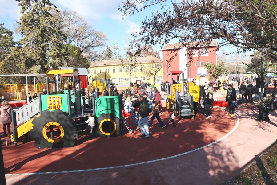 Η ανακαινισμένη παιδική χαρά στην οδό Αιόλου