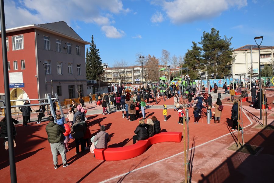Η ανακαινισμένη παιδική χαρά στην οδό Αιόλου