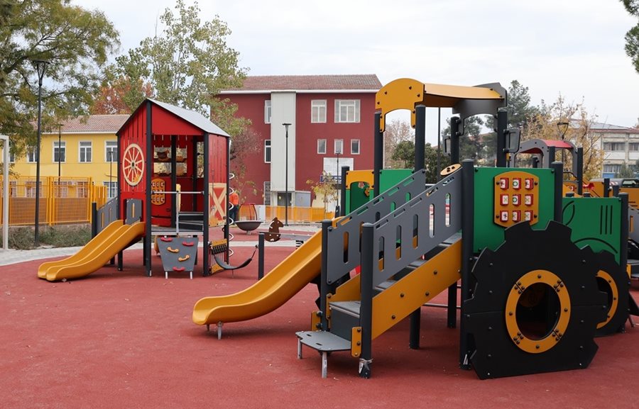 Η ανακαινισμένη παιδική χαρά στην οδό Αιόλου