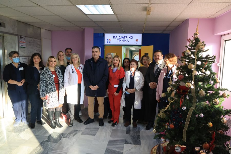 Στιγμιότυπο από την επίσκεψη του Δημάρχου Λαρισαίων στις Παιδιατρικές Κλινικές ΓΝΛ και ΠΓΝΛ