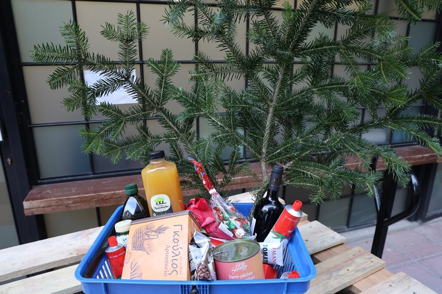 Στιγμιότυπο από τον διαμοιρασμό των γευμάτων αγάπης στο Κοινωνικό Παντοπωλείο