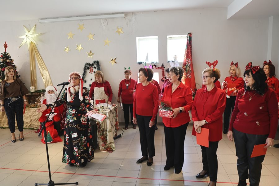 Στιγμιότυπο από την χριστουγεννιάτικη γιορτή των ΚΑΠΗ