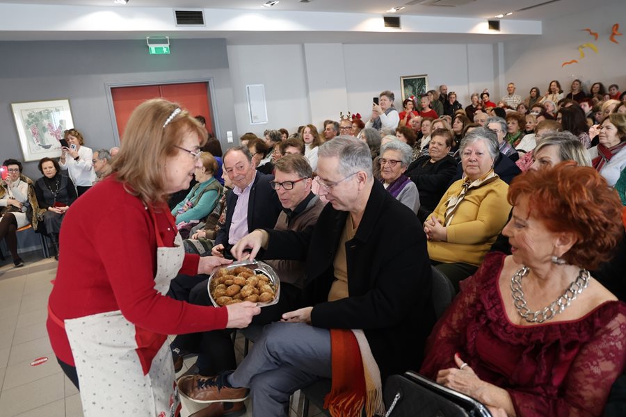 Στιγμιότυπο από την χριστουγεννιάτικη γιορτή των ΚΑΠΗ