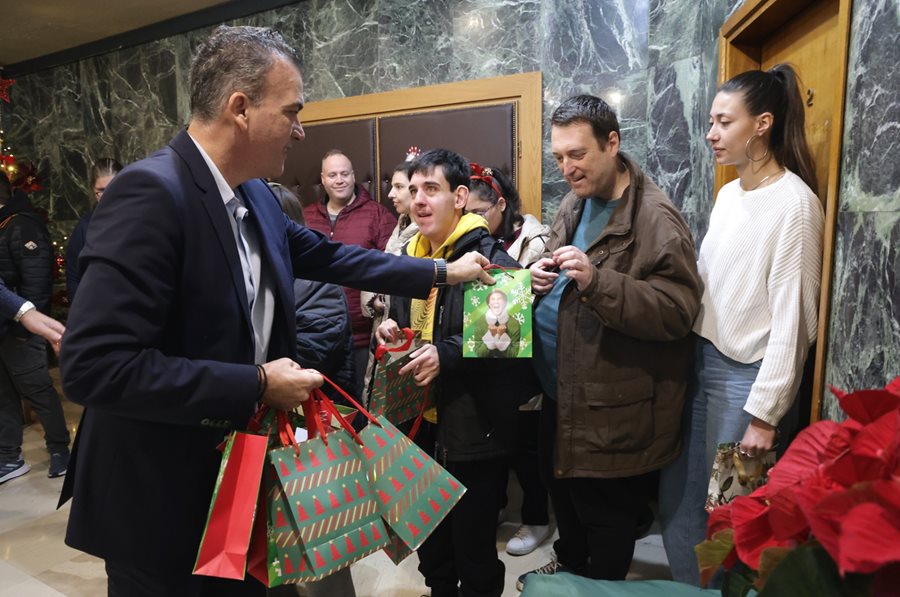 Στιγμιότυπο από τις επισκέψεις που πραγματοποιήθηκαν στο Δημαρχείο για τα κάλαντα