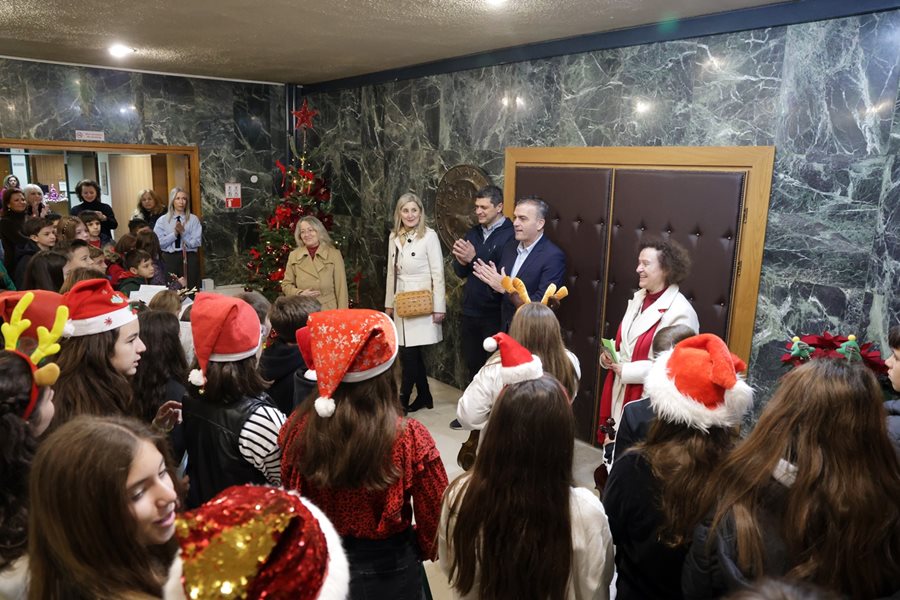 Στιγμιότυπο από τις επισκέψεις που πραγματοποιήθηκαν στο Δημαρχείο για τα κάλαντα