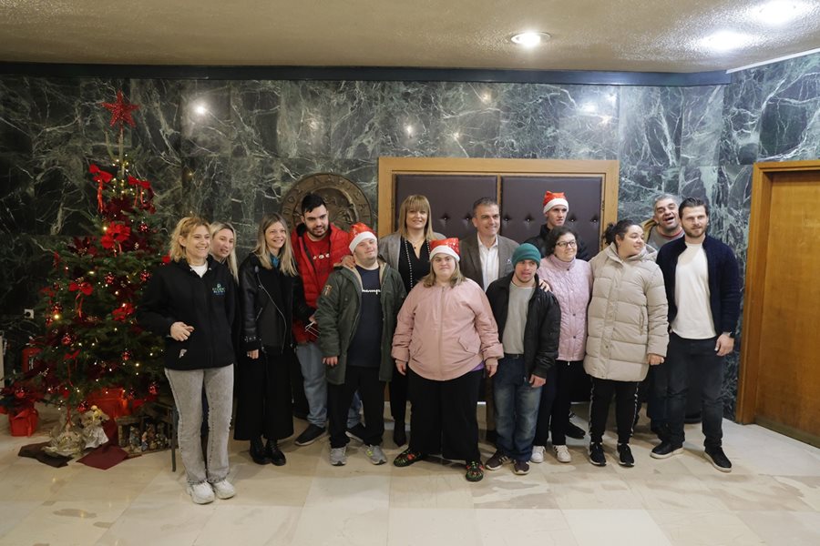 Στιγμιότυπο από τις επισκέψεις που πραγματοποιήθηκαν στο Δημαρχείο για τα κάλαντα