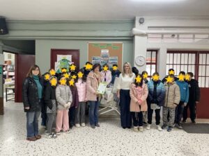 Μαθητές και εκπαιδευτικοί του 22ου Δημοτικού Σχολείου Λάρισας με την εκπρόσωπο του Κοινωνικού Παντοπωλείου