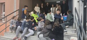 Μαθητές και εκπαιδευτικοί του 44ου Δημοτικού Σχολείου Λάρισας με τον εκπρόσωπο του Κοινωνικού Παντοπωλείου