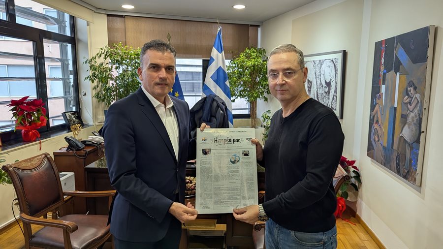 Ο Δήμαρχος κ.Θανάσης Μαμάκος, και ο Αντιδήμαρχος κ.Παναγιώτης Δαλαμπύρας κρατάνε το 1ο τεύχος της